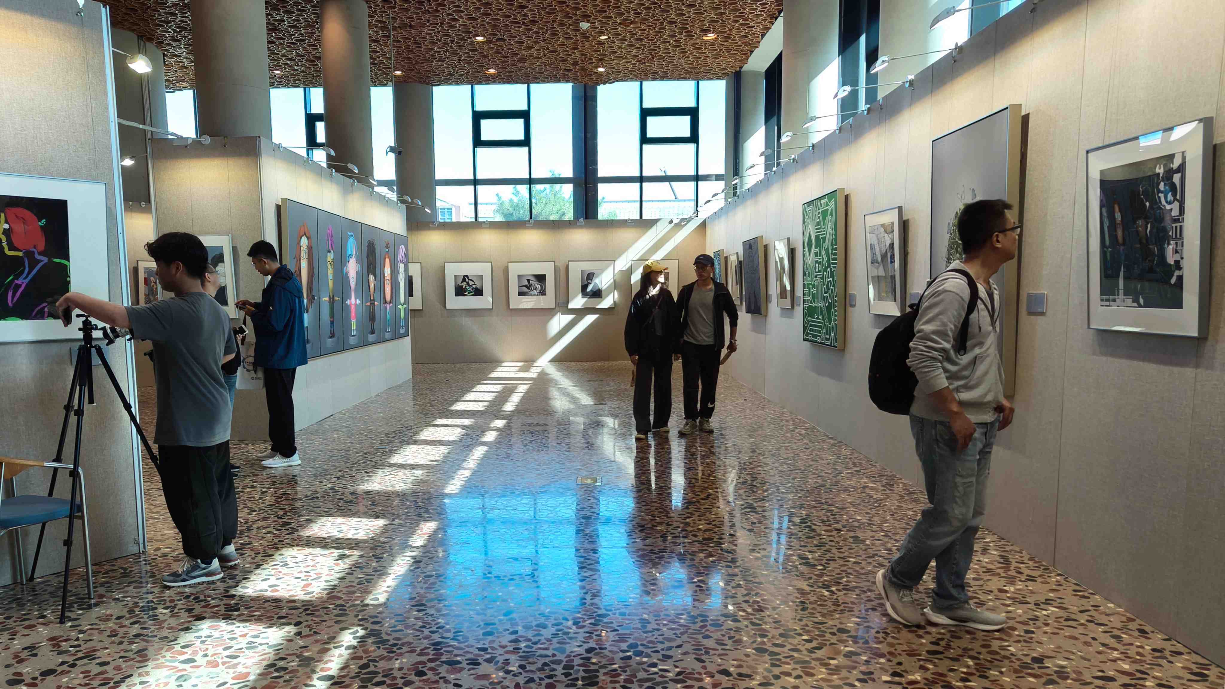 校友参观《艺术与科学审美实验课程》师生作品展.jpg